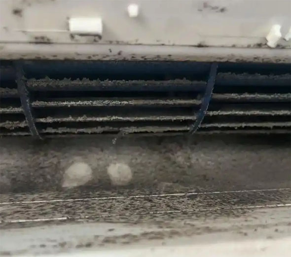 成安空调吹的风有股烧焦味是怎么回事